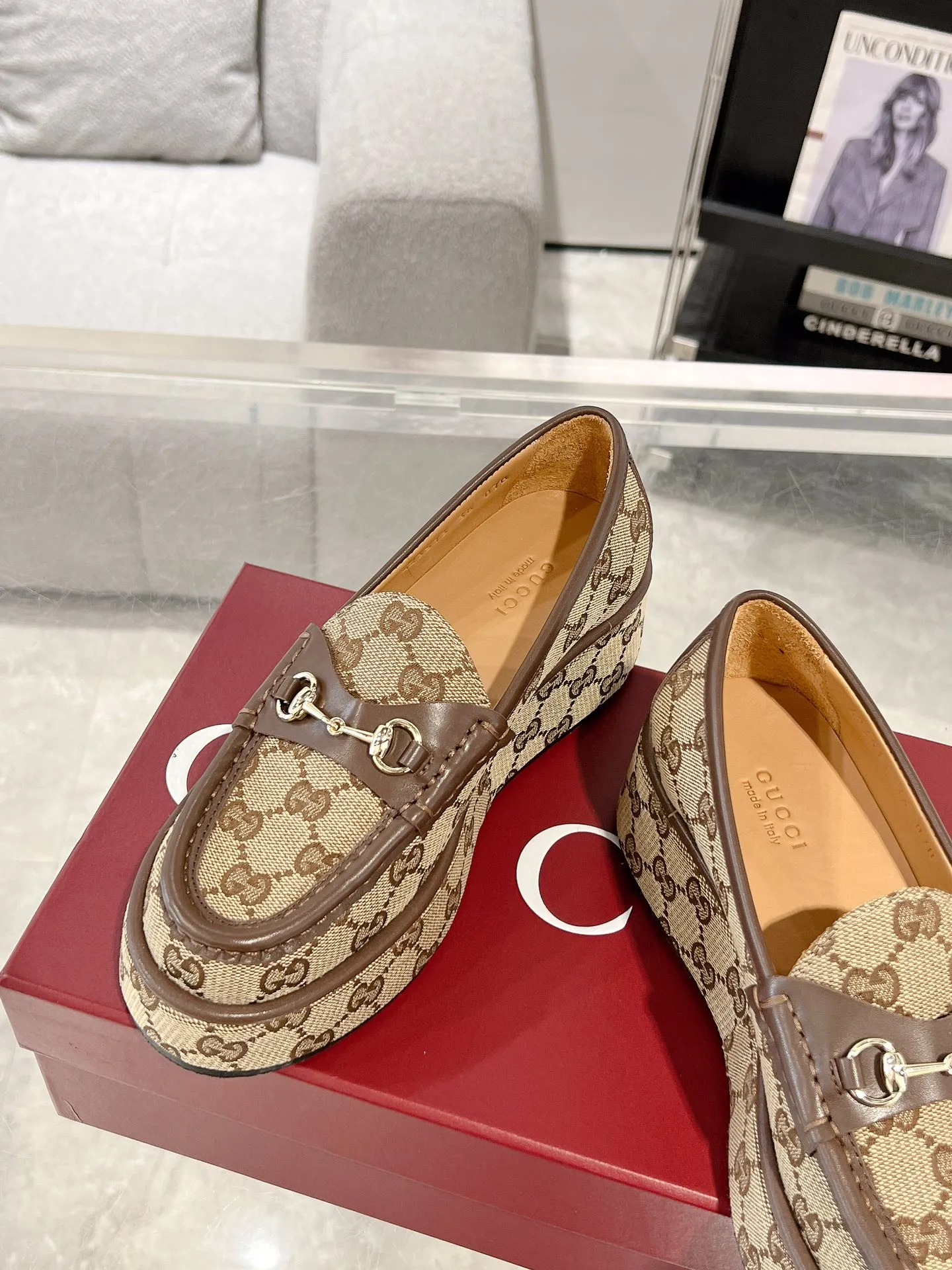 👟👟Ex-factory price 640👟👟 Leather surface 💰Gucci’s latest women’s horsebit wedge loafers ❗️❗️ Original purchase, development and production. The brand’s classic elements inject timeless style into this exquisite horsebit loafer. Glossy leather is paired with light gold-tone hardware. Wedge detailing adds a personal touch to a classic style. Original customized cowhide. Original customized soft sheepskin lining. Original molded leather with rubber outsole. Bottom thickness: 2.5CM in the front and 5cm in the back. Number of yards: 35-41 (custom-made 40 and 41 are non-refundable)